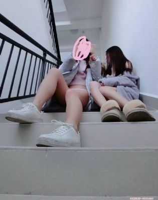 女子露出两个奶头给顾客玩_最新免费在线观看播放